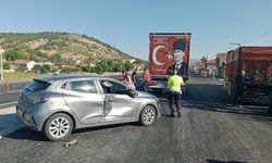 Bozüyük’te otomobil ile kamyonet çarpıştı