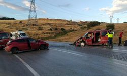 Eskişehir yolunda karşı şeride geçti: Kafa kafaya çarpıştılar!