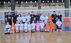 Küçük voleybolcularla bir araya geldi