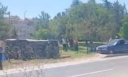 Seyitgazi yolunda kaza: Otomobil yol kenarına devrildi!