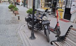 Eskişehir kaldırımında motosiklet engeli