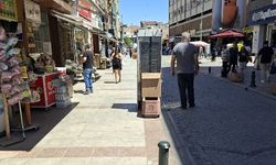 Köprübaşı'nda buzdolabı kaldırıma taştı