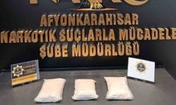Afyon'da minibüsün koltuk döşemesinden 3 kilogram uyuşturucu çıktı!
