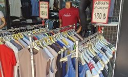 Uygun fiyatlı tişörtler vitrinlerde yerini aldı