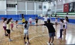 Eskişehir'de yaz tatili voleybolla geçiyor: 145 çocuk sporla buluştu!