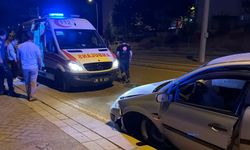 Eskişehir’de kontrolünü kaybeden sürücü tramvay yoluna girdi