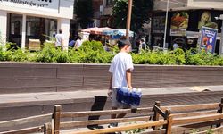 Eskişehir'de sıcakta su satarak harçlıklarını kazanıyorlar