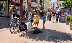 Eskişehir Hamamyolu'nda sokak müziği çocukların ilgi odağı oldu