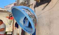 Nostaljik ankesörlü telefon bulunduğu sokağa estetik katıyor
