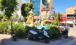 Eskişehir'de süs havuzu çevresindeki düzensiz park dikkat çekiyor
