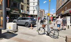 Eskişehir'de cadde ortasına park edilen araçlar trafiği aksatıyor