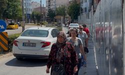 Eskişehir'in en işlek caddesinde yayalara yer kalmadı!