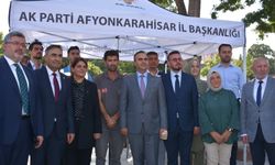 Bakan Kacır, Afyonkarahisar’da AK Parti standını ziyaret etti