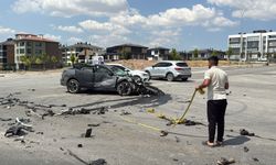 Eskişehir’de korkutan kaza: Otomobil hurdaya döndü
