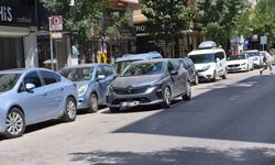 Eskişehir'de çift sıra park çilesi: Trafik akışı tehlikeye giriyor