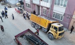 Eskişehir'de yol çöktü, kamyon çukura gömüldü!