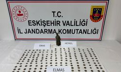 Eskişehir’de satmaya hazırlanıyordu! Araçtan yüzlerce tarihi eser çıktı