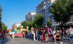 Arabasız Pazar’da yüzler güldü: Cadde festival alanına döndü