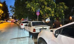 Eskişehir'de minibüs durağına park engeli: Yasak tabelasını hiçe saydılar