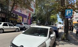 Bilecik’te pes dedirten görüntü: Ters yönde gitti, engelli yerine park etti