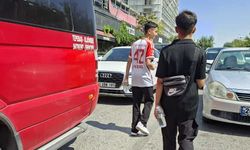 Eskişehir’de kırmızı ışıkta su satışı dikkat çekti