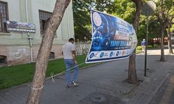 Ağaçlara pankart asılması tepki çekti