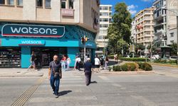 Eskişehir’de kırmızı ışıkta geçen yayalar tehlike saçıyor