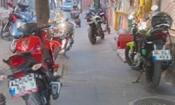 Eskişehir’de kaldırımlar motosikletlere kaldı: Yayalar yola indi