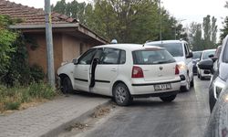 Eskişehir’de kontrolden çıkan otomobil duvara çarptı