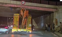 Eskişehir'de yüksekliği hesaplayamadı, trafiği kilitledi!