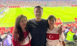 Nebi Hatipoğlu milli maç heyecanını ailesiyle tribünde yaşadı