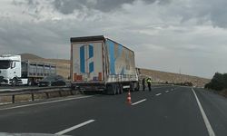 Eskişehir çevre yolunda kaza: Tır bariyerlere çarptı