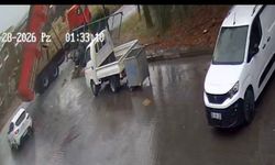 Damperi açık unutulan kamyon kapıyı yıktı!