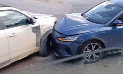 Eskişehir’de iki otomobilin çarpışma anı araç kamerasına yansıdı