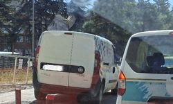 Eskişehir'de kaldırıma park edilen araç hem yayayı hem trafiği zorladı