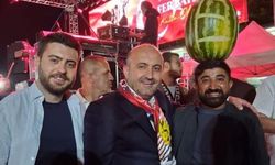 Kafasında karpuzla konsere geldi: Ünlü isimle fotoğraf çektirdi