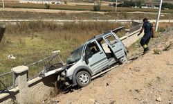 Eskişehir'de yoldan çıkarak beton duvara çarptı! 1’i ağır 3 kişi yaralandı