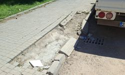 Eskişehir’de pazar yeri önündeki kaldırım alarm veriyor