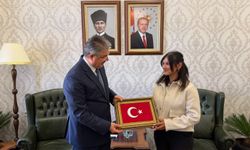 Yerde gördüğü Türk Bayrağı’nı alan kuryeye Vali Yılmaz’dan hediye