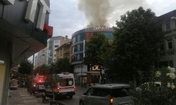 Eskişehir’in işlek caddesinde korkutan yangın: Çatı alevlere teslim oldu!