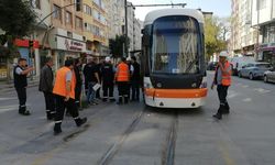 Eskişehri'de tramvay otobüse çarptı: Ulaşım 1 saat aksadı