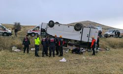 Afyon'da yolcu midibüsü şarampole devrildi!