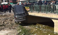 Afyon'da zincirleme kaza! Otomobil dereye uçtu