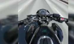 Şerit değiştirirken kontrolden çıktı! Motosikletli böyle savruldu