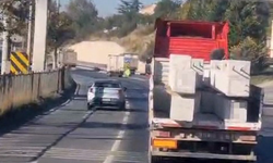 Eskişehir’de trafikte tehlikeli yolculuk! Tonluk bloklar bağlanmadan taşındı