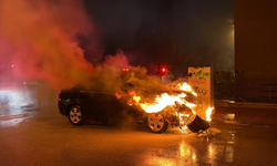 Eskişehir’de otomobili alev aldı! Alkollü sürücünün tavrı dikkat çekti