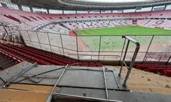 Eskişehirspor-Balıkesirspor maçının ardından zarar verilen tribünde onarım başladı
