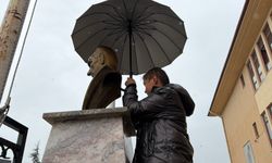 Eskişehir’de yağmur altında duygulandıran görüntü: Atatürk sevgisi yürekleri ısıttı