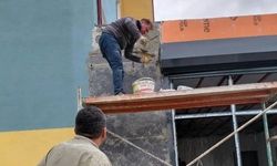 Eskişehir’de okul müdüründen örnek davranış! Tulumu giydi, sıva yaptı