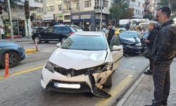 Eskişehir'de araçlar kafa kafaya girdi, tramvay seferleri aksadı